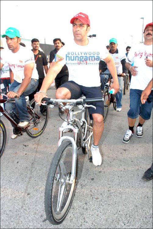 Salman rides bicycle on streets of Mumbai to jumpstart Mumbai Cyclothon