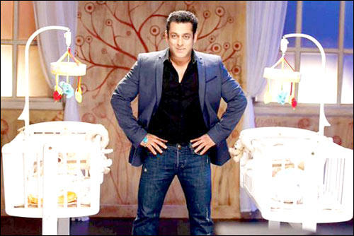 Salman Khan L Porn - Check out: Salman Khan poses with cradles for Bigg Boss promo : Bollywood  News - Bollywood Hungama
