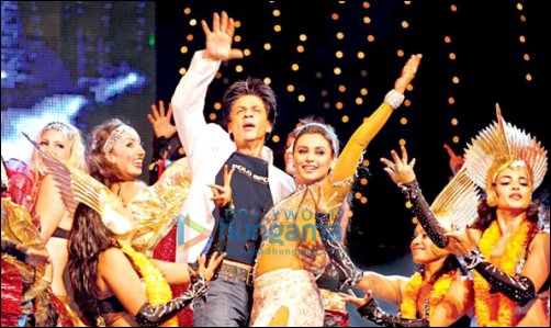 Check Out: SRK, Rani and Arjun perform live in Dhaka