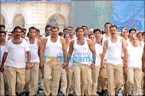 Check out: Ajay Devgn and 2500 policemen fight the system in Singham Returns