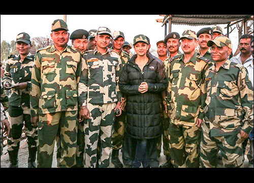 check out aishwarya rai bachchan spends time with bsf soldiers 5
