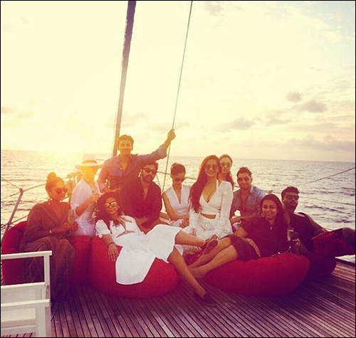 check out sonam kapoor and arjun kapoor on a holiday with friends 5