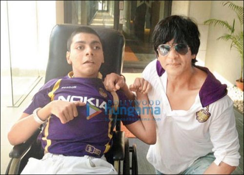 SRK meets his special fan in Kolkata SRK meets his special fan in Kolkata