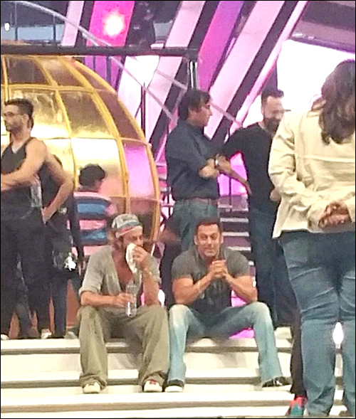 check out shah rukh khan and salman khan rehearse together for toifa 4