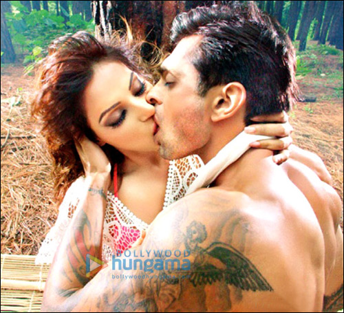 500px x 455px - Check out: Bipasha Basu's lip-lock scene with Karan Singh Grover in Alone :  Bollywood News - Bollywood Hungama