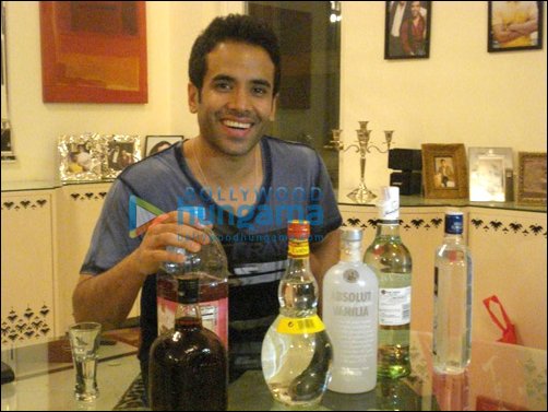 Check Out: Tusshar Kapoor prepares the ‘Shor Shot’