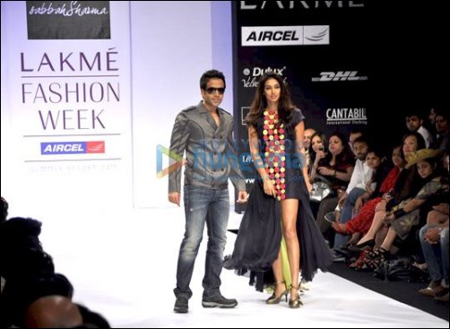 Tusshar Kapoor walks the ramp with Preeti Desai at Lakme Fashion Week 2011