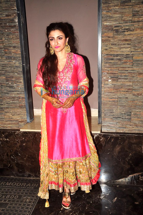 saif ali khan kareena kapoor khan neha dhupia at soha ali khans mehendi 6