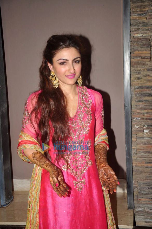 saif ali khan kareena kapoor khan neha dhupia at soha ali khans mehendi 5