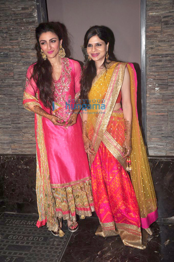 saif ali khan kareena kapoor khan neha dhupia at soha ali khans mehendi 7