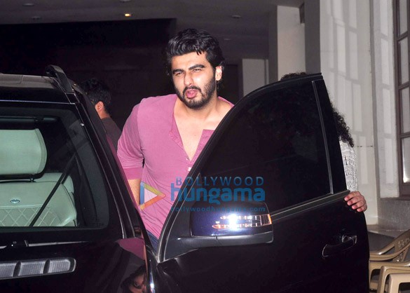 arjun kapoor and leg injured varun dhawan snapped in bandra 2
