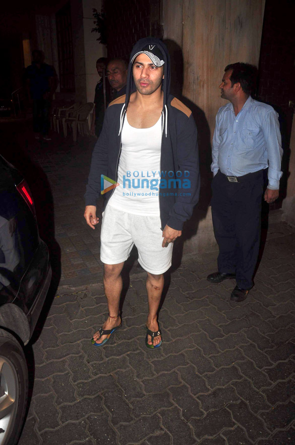 arjun kapoor and leg injured varun dhawan snapped in bandra 7