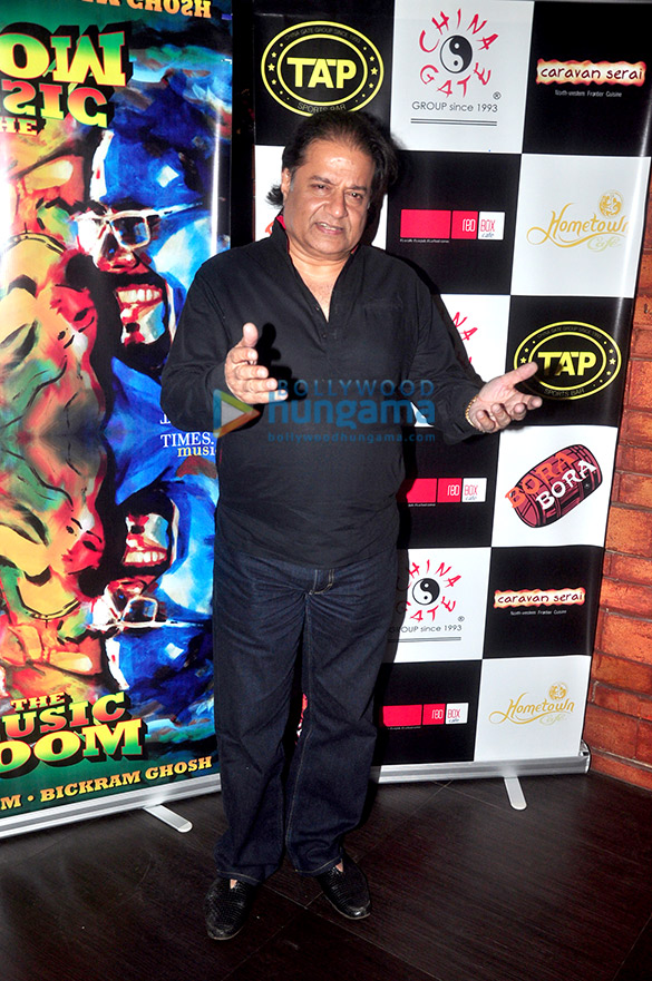 sonu nigam bickram ghosh celebrate at tap resto bar 26
