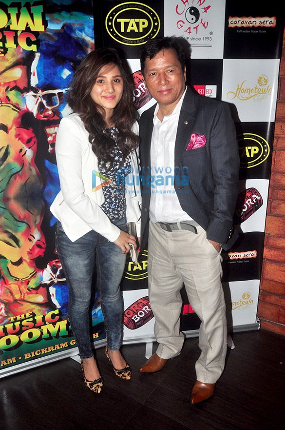 sonu nigam bickram ghosh celebrate at tap resto bar 27