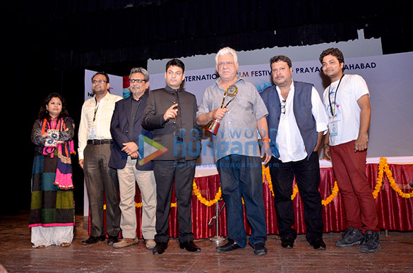om puri awarded with the lifetime achievement award at iffp 2015 5
