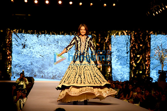 aamir khan sonakshi sinha walk at cpaas fashion show 5