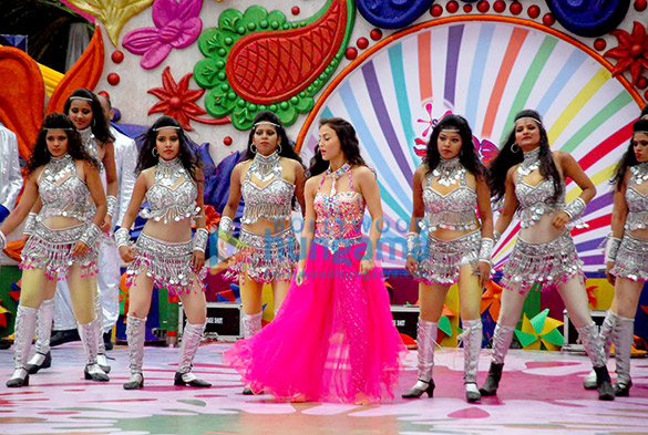 arjun kapoor elli avram at the launch of holi hai life ok hai 2 9