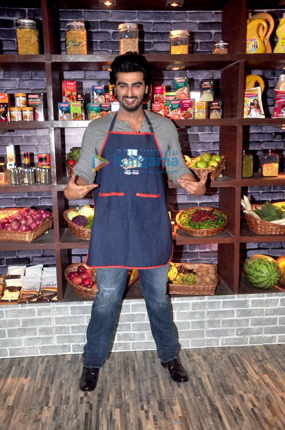 arjun kapoor at farah ki daawat cookery show 10
