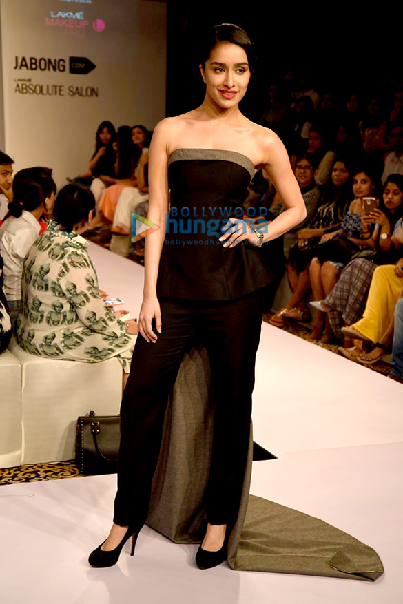 shraddha kapoor walks the ramp for the drvv lakme fashion week 2015 7