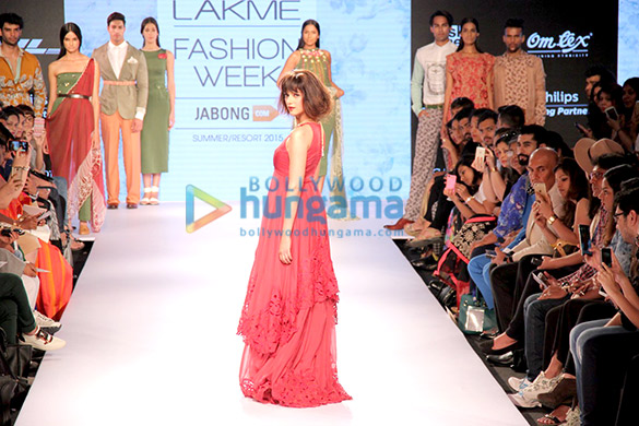 aditi rao hydari walks the ramp for frou frou at lakme fashion week 2015 8