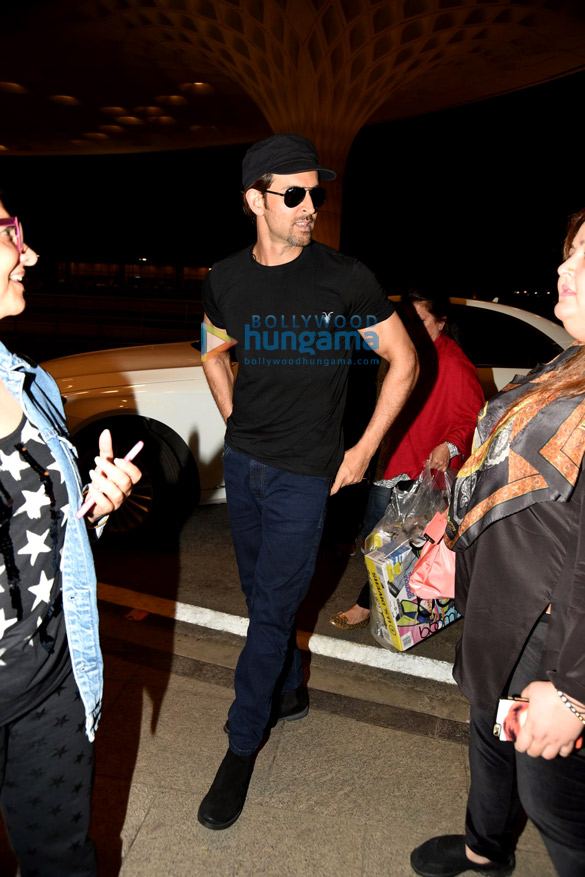hrithik roshan leaves for maldives on family vacation 3