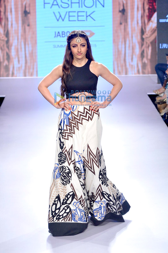 soha ali khan walks for babita malkani at lakme fashion week 2015 3