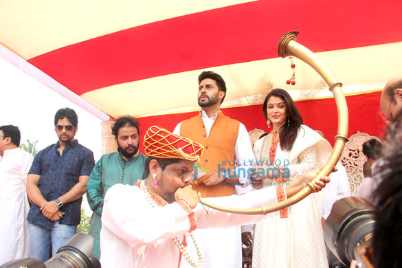abhishek bachchan aishwarya rai bachchan celebrate gudi padwa at juhu beach 10