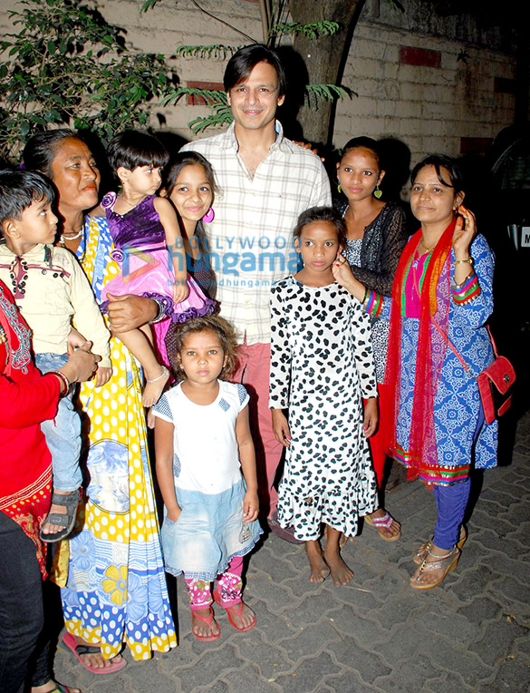 vivek oberoi meets his fans from karnataka waiting outside his house 2
