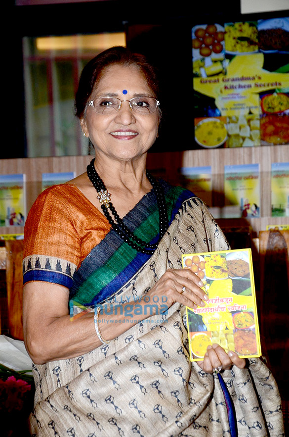 sachin pilgaonkar tinu anand at the launch of susheela pathaks book great grandmas kitchen secrets 6