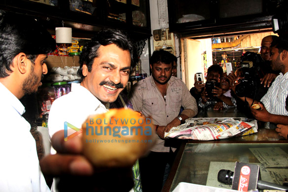 farah khan nawazuddin siddiqui nimrat kaur snapped at merwan cafe 7