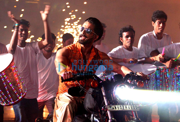 hrithik roshan shahid kapoor anushka sharma perform at the opening ceremony of ipl 2015 34