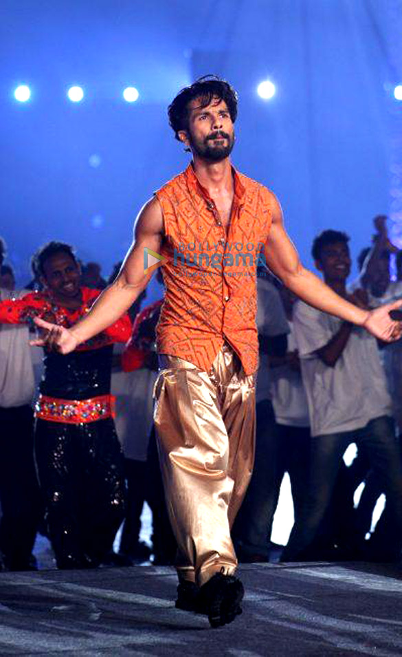 hrithik roshan shahid kapoor anushka sharma perform at the opening ceremony of ipl 2015 28