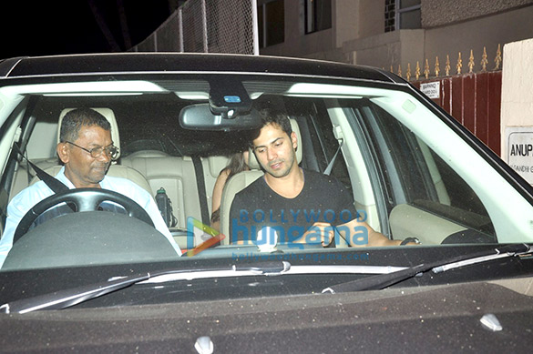 varun dhawan snapped with a mystery girl in juhu 3