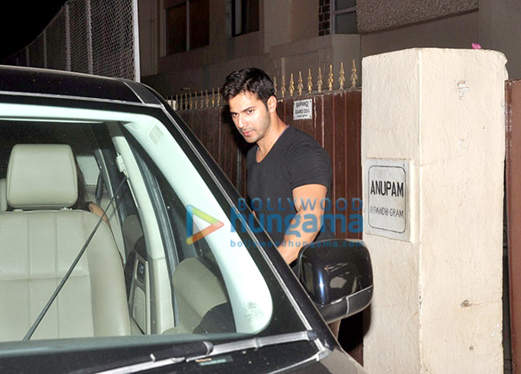 varun dhawan snapped with a mystery girl in juhu 7