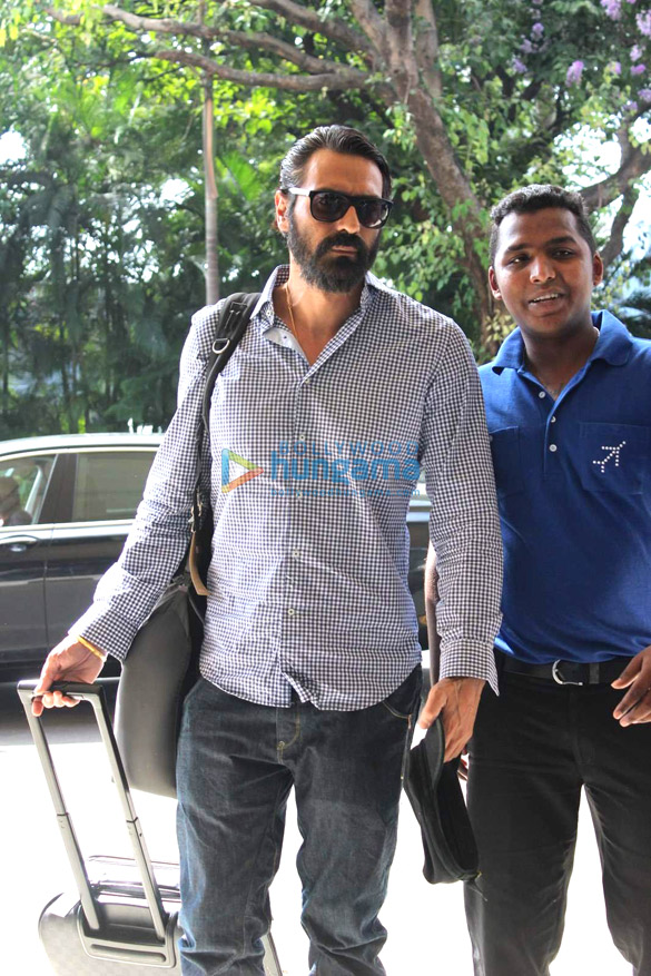 arjun rampal snapped with his new bearded look at the airport 2