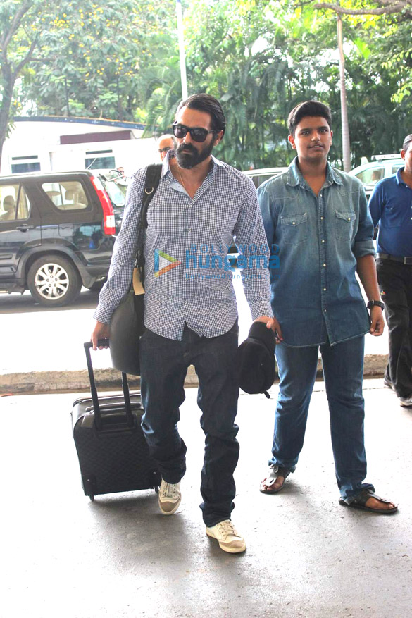 arjun rampal snapped with his new bearded look at the airport 5