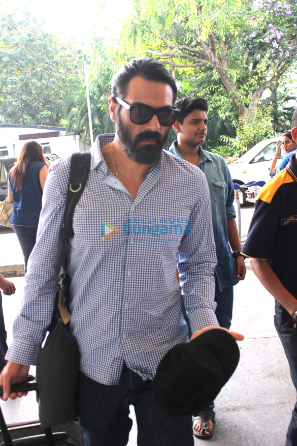 arjun rampal snapped with his new bearded look at the airport 9