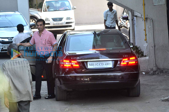 salman khan returns home on bail 20