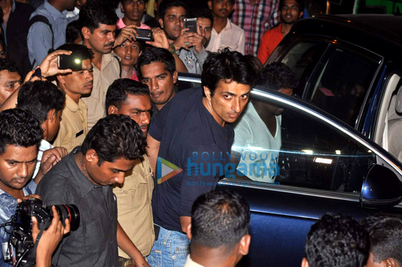 salman khan returns home on bail 12