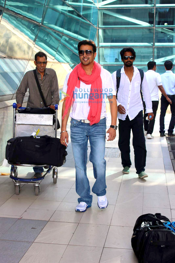 asin lauren gottlieb jackky bhagnani juhi chawla jimmy sheirgill snapped at the airport 5