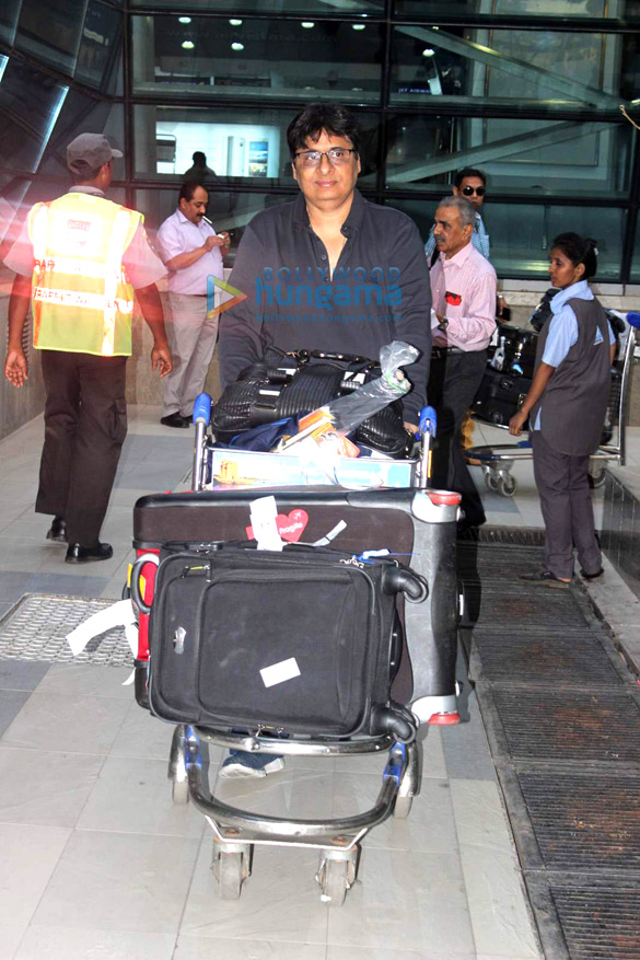 asin lauren gottlieb jackky bhagnani juhi chawla jimmy sheirgill snapped at the airport 6