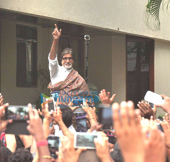 amitabh bachchan snapped at his home as he greeted hundreds of fans 4