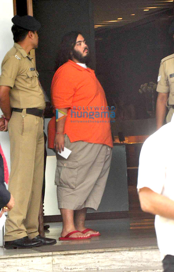 vidhu vinod chopra sachin tendulkar snapped before they left in a private plane for ipl finals 6