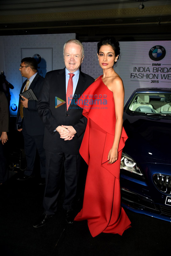 sonakshi sinha unveils the bmw 6 series gran coupe at the india bridal fashion week 10