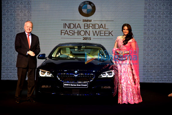 sonakshi sinha unveils the bmw 6 series gran coupe at the india bridal fashion week 3