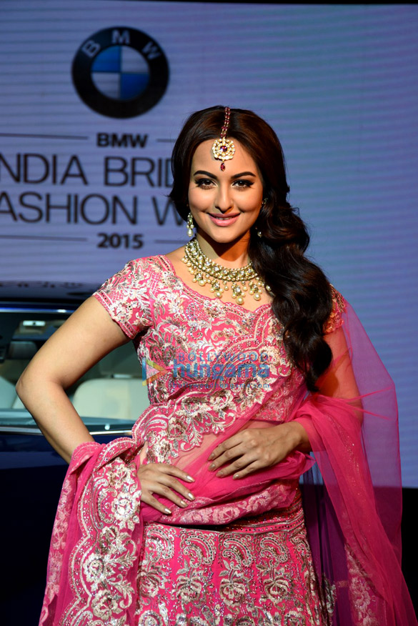 sonakshi sinha unveils the bmw 6 series gran coupe at the india bridal fashion week 11