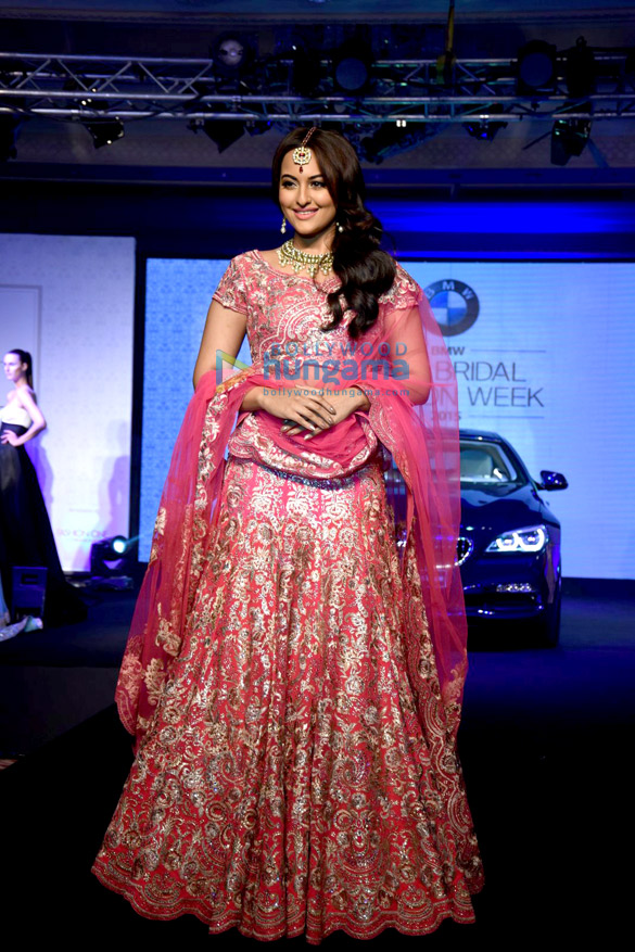 sonakshi sinha unveils the bmw 6 series gran coupe at the india bridal fashion week 6