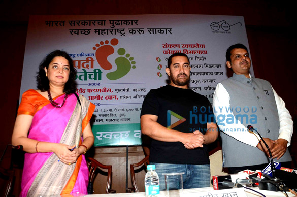 aamir khan and maharashtras cm devendra fadnavis at swacch abhiyaans launch 7