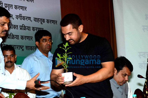 aamir khan and maharashtras cm devendra fadnavis at swacch abhiyaans launch 3