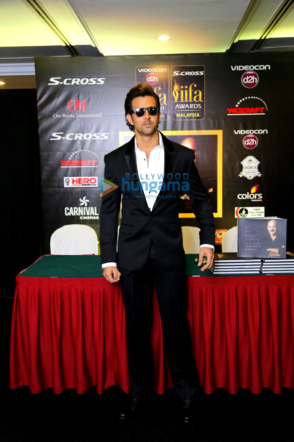 hrithik roshan at the book signing session of sister sunaina roshans book to dad with love 5